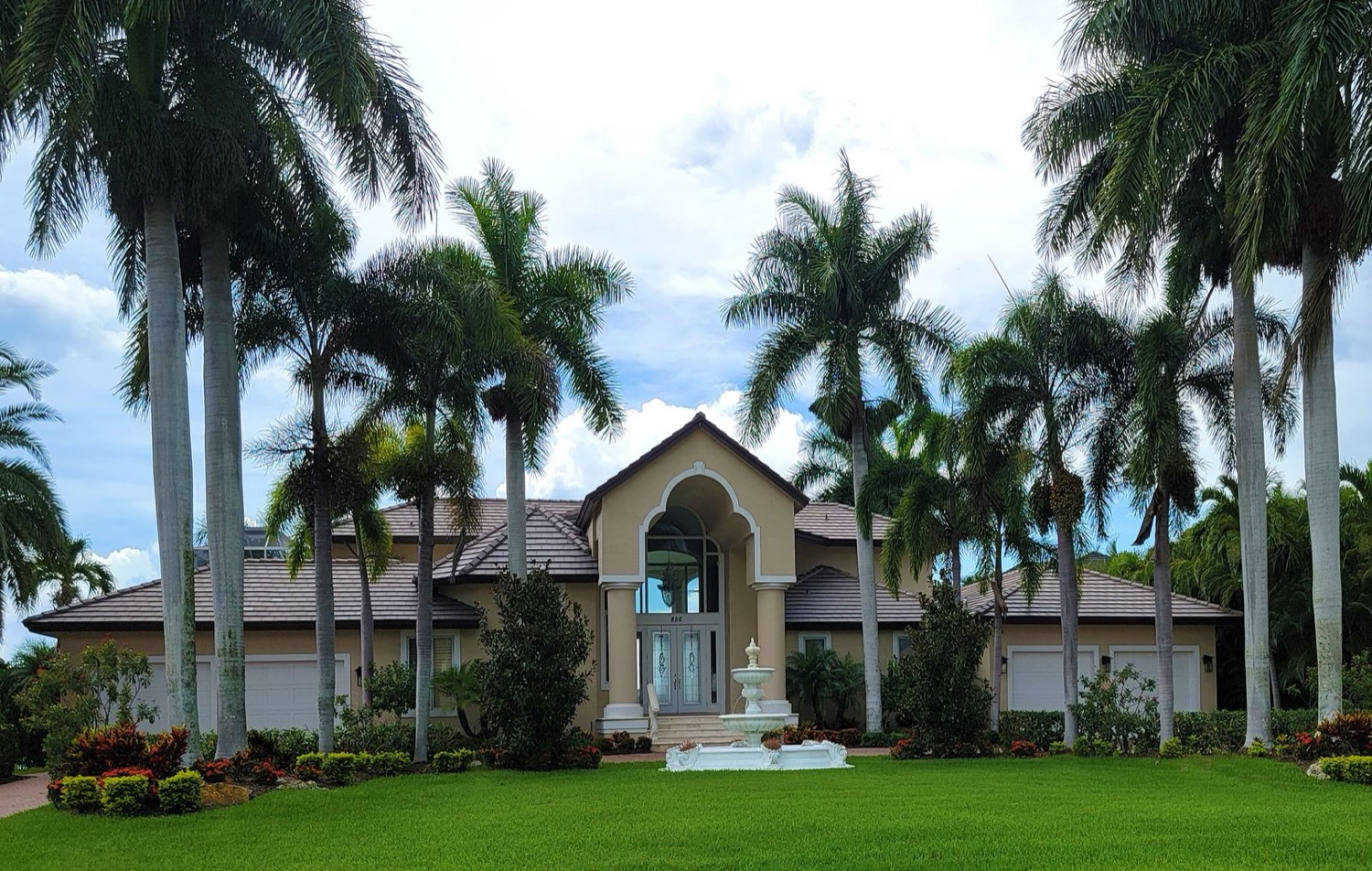 Grand palm-lined luxury estate in South Florida